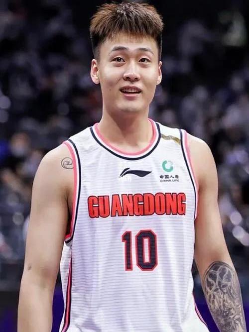 Karsa在老鹰比赛中爆冷，出色防守引发热议！